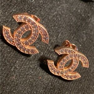 Gorgeous rare and fashionable studs earrings. Must have for true fashion divas !
